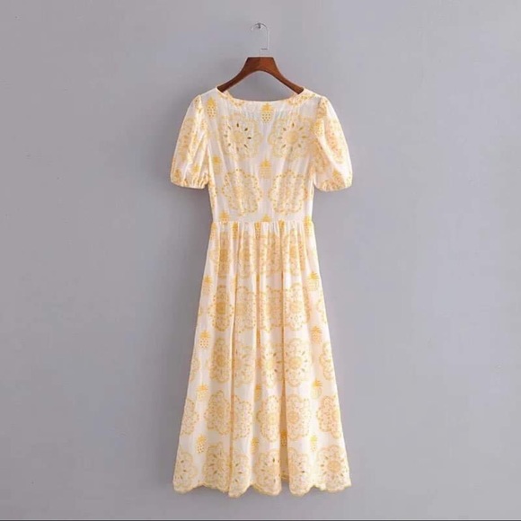 Eyelet Floral - Picture 3 of 5